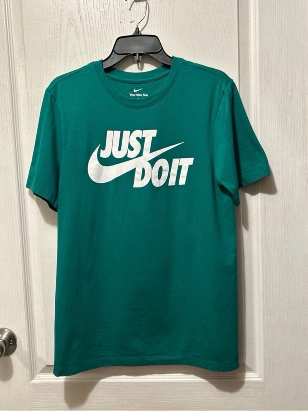 Unisex Nike Sportswear NSW “Just Do It” Swoosh T-shirt in Green Size: Small